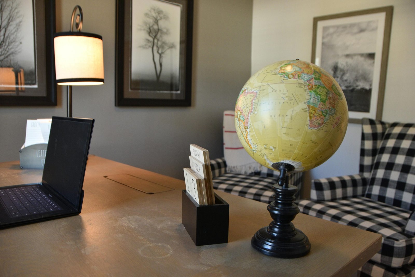 globe décoratif bleu posé sur un meuble, décoration intérieure, globe terrestre pour salon ou bureau