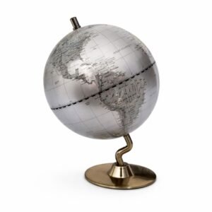 Globe terrestre décoratif design argent avec cartographie détaillée, monté sur un pied en métal, idéal pour décoration intérieure élégante.