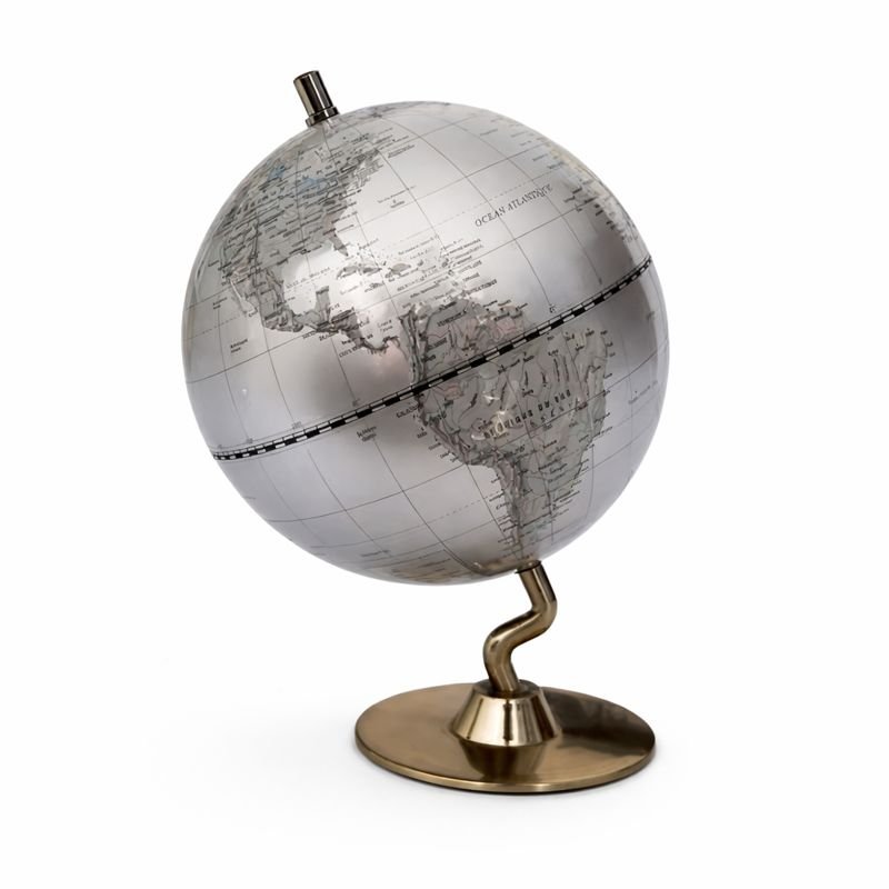 Globe terrestre décoratif design argent avec cartographie détaillée, monté sur un pied en métal, idéal pour décoration intérieure élégante.